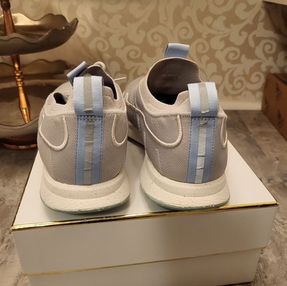 Fitflop Gray Athletic Shoes with Sleek Design - Picture 4 of 10